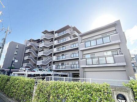 シンプルながらも存在感のあるマンション外観は、住む人を魅了し、日常に特別な時間をもたらします。都会的なデザインが魅力で、住む人に誇りを与える空間です