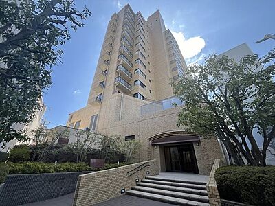 外観:阪急「逆瀬川駅」徒歩2分の駅チカマンションです。高級感ある外観で、日常に上質さを添えてくれる住まいです 外観:阪急「逆瀬川駅」徒歩2分の駅チカマンションです。高級感ある外観で、日常に上質さを添えてくれる住まいです