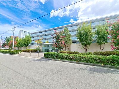 外観:機能性とデザイン性を兼ね備えたマンション外観は、住む人に快適な生活を提供します。スタイリッシュなデザインが魅力で、日々の生活に彩りを添えます 外観:機能性とデザイン性を兼ね備えたマンション外観は、住む人に快適な生活を提供します。スタイリッシュなデザインが魅力で、日々の生活に彩りを添えます