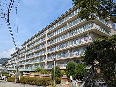 洗練された美しさと重厚感を兼ね備えた外観デザインが住まう方の誇りを満たします。緑豊かな植栽に彩られたエントランスアプローチは、帰宅するたびにプレミアムな安らぎを届けてくれます