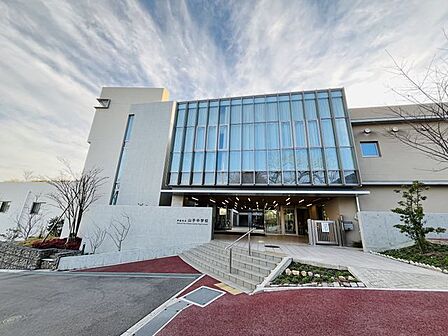 芦屋市立山手中学校 徒歩27分。徒歩27分。「豊かな心を育て たしかな学力 たくましい体力を身につける」 を教育目標に掲げている学校です。 2100m