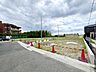 外観：現地写真更新！現地の説明はもちろん、モデルハウスご見学も可能！同社施工物件をご見学していただきますので、実際に使用される設備やお家の雰囲気などをご確認ください