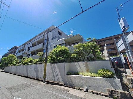 落ち着いた色調の雰囲気が映える、気品溢れる佇まいの邸宅です 周囲の景観と調和しながらも確かな存在感を放つ美しいデザインが住まう方の誇りを満たします