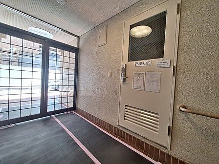 洗練されたインテリアが並ぶ格調高いエントランスホール！一歩足を踏み入れるだけで非日常の優雅さに包まれるような圧倒的なホスピタリティが魅力です！