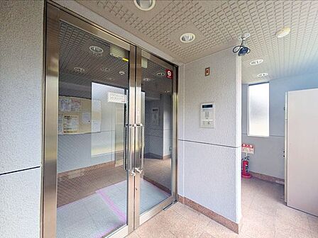 光が差し込む開放的なロビーは上質な空間です。ホスピタリティ溢れる対応が、忙しい日々の中にゆとりと安心をもたらします。管理の行き届いた清潔感溢れる共用部です