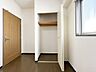 室内：住まい選びは、価格や立地だけでなく、将来の暮らし方まで含めて考えることが大切です。今の段階で気になっていることを、まずスタッフに話してみてください