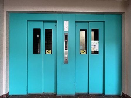 鮮やかなカラーが目を引くエレベーターは、毎日の移動に彩りを添えてくれます。複数台設置されているため待ち時間も少なく、スムーズに住戸階へとつながる快適な動線が、忙しい朝も優しく支えてくれます