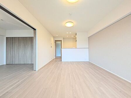 窓から降り注ぐ柔らかな光が室内を明るく満たし、ゆとりある広さが開放的な日常を演出します。高品質な素材感が空間に深みを与え、家族が自然と集まりたくなる居心地の良いリビングを実現しています