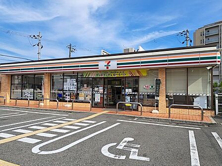 セブンイレブン西宮前浜町店 徒歩3分。 240m