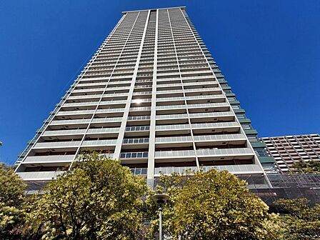 高級感漂うマンション外観は、住む人に誇りを与える空間で、日々の生活を豊かにします。上質な素材を使用したデザインが魅力で、住む人に特別なひとときを提供します