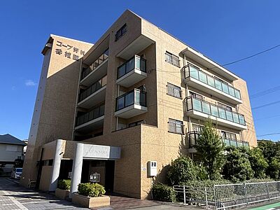 外観：重厚感のある色合いの外壁と整然とした窓の配置が美しい佇まいですね！周辺の街並みにしっとりと馴染む端正なフォルムが、毎日の帰宅時間を誇らしく上質なひとときへと変えてくれます