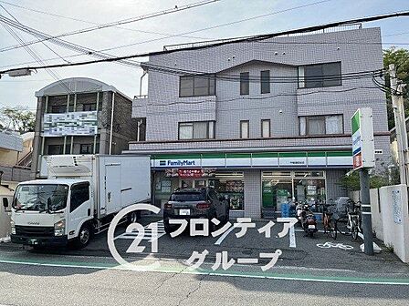 ファミリーマート甲陽園駅前店 徒歩12分。 960m