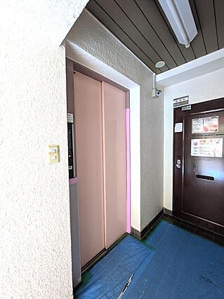 共有のエレベー...