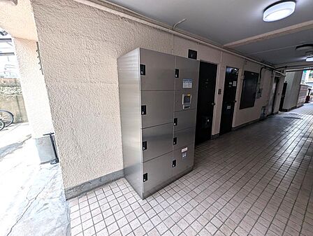 宅配BOXが設置されているため、再配達の手間が省かれ、忙しい方でも嬉しい設備ですね!