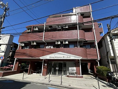 JR京浜東北線「王子」駅まで徒歩約12分。隅田川のほとりにある緑豊かな閑静な住宅街に佇むマンション。コンビニや商業施設など充実のエリア◎