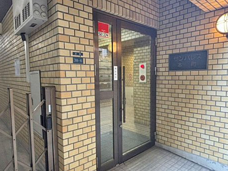 マンションの正面エントランス。出入りする人間を癒してくれるマンション入り口であり、その建物の「顔」でもあります。