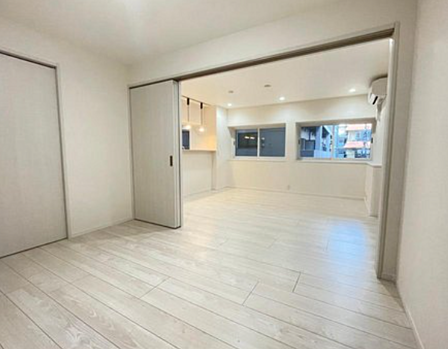 引き戸を開けることで、部屋と部屋をつなぎひとつの大きな空間としてご利用いただけます♪戸を閉めれば、それぞれ独立性のある空間にすることも出来て便利です。