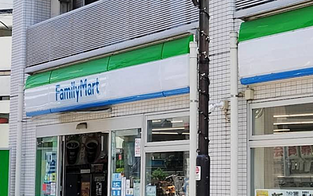 ファミリーマート 南山堂千川駅前店まで徒歩約1分。急なお買い物にも便利です。