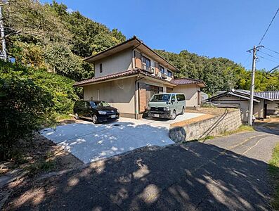 外観:車3台停めてみた。慣れは必要かもしれません。 外観:車3台停めてみた。慣れは必要かもしれません。