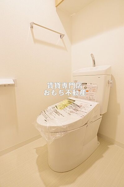 画像8:温水洗浄付のトイレです。
