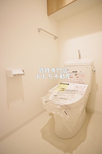 画像9:温水洗浄付のトイレです。