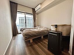 ◇Bedroom◇ゆとり溢れる6.0帖の主寝室。夜には37階から眺める都心の夜景をお楽しみいただけます。またウォークインクローゼットを設けているので室内をスッキリ綺麗に保つことができます。
