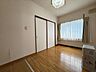 洋室：衣類や季節用品もすっきり収納でき、居住空間を広々とお使いいただけます！