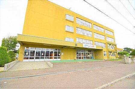 三里塚小学校 760m