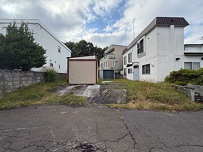 外観:更地渡し・解体費用不要で、購入後スムーズに建築プランへ移行可能です。さらに、清田緑小学校まで徒歩6分(450m)、清田中学校まで徒歩15分(1200m)部活動や通学に無理のない距離です。 外観:更地渡し・解体費用不要で、購入後スムーズに建築プランへ移行可能です。さらに、清田緑小学校まで徒歩6分(450m)、清田中学校まで徒歩15分(1200m)部活動や通学に無理のない距離です。