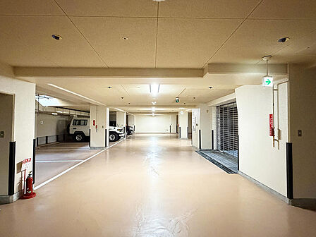【駐車場】敷地内の平面式駐車場は20台分。屋根に覆われているので、雨の日の乗り降りも濡れずに済みます。