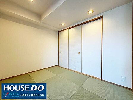 【ホッと落ち着くモダンな和室空間！】畳の温もりが心地よい、現代的な和室です♪引き戸を開ければ開放的な空間に、閉めれば個室としても大活躍！お子さまのお昼寝やお世話スペースにもぴったりですね！