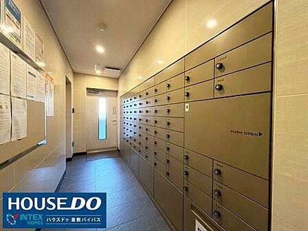 【不在時でも便利なメールコーナー！】各部屋ごとのポストが整然と並ぶ、綺麗に維持された共用スペース♪ダイヤル式でセキュリティ面も安心感があり、毎日の郵便物のチェックもスムーズに行えます◎