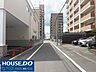 外観：【前面道路もきれいに整備された環境】視界が良く広々とした前面道路で、お車での出入りもスムーズ！平坦で歩きやすい道並みは、小さなお子様とのお散歩や毎日の通勤通学も安心で快適ですね♪