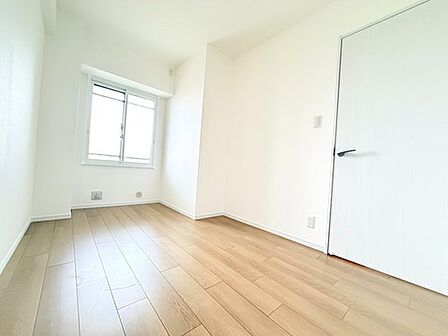 洋室　約5.0帖。シンプルで使いやすい洋室は、お好みのレイアウトを自由に楽しめます。※CGにより家具を配置したイメージです。