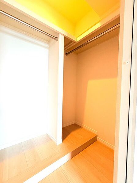 洋室 約5.4帖収納。衣替えの入替をしなくても洋服を沢山収納できる、大型ウォークインクローゼット♪