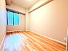 寝室：洋室　約4.3帖。ワークスペースや書斎としても使いやすい落ち着いた空間です
