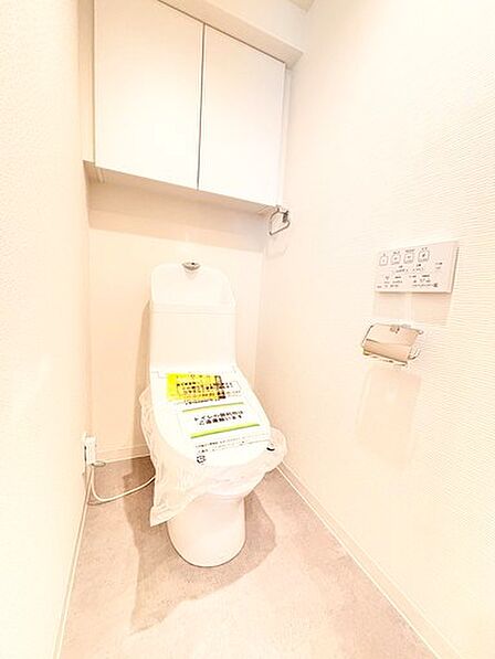 広々落ち着くトイレ。ウォシュレット完備。収納も付いているのでトイレットペーパーのストックもできます