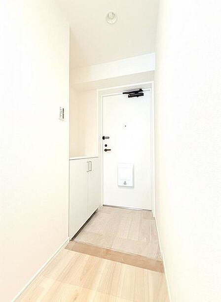いつも気持ち良く家族やお客様をお出迎え。玄関廻りがすっきりと片づくシューズボックス付き