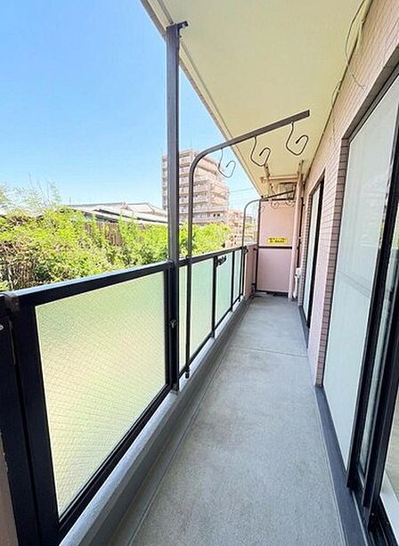 バルコニーは屋根付き、陽当り良好♪たっぷりのお洗濯物もよく乾きます