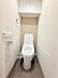 トイレ：広々落ち着くトイレ。ウォシュレット完備。収納も付いているのでトイレットペーパーのストックもできます