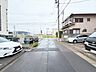 外観：車の出し入れもしやすく、また配達などの車が停まっていても通行出来る道幅となっています。