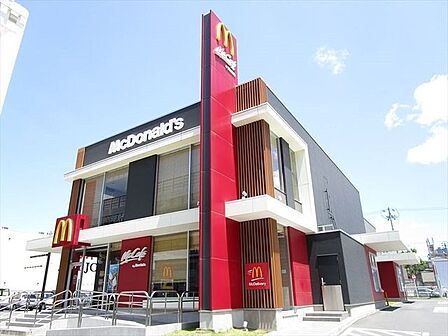 マクドナルド山王橋店 ハンバーガー、フライドポテト、シェイクで知られる老舗ファーストフードのチェーン店。 160m