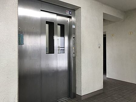 エレベーターは各階には止まりませんが上階へのアクセスもしやすくなります。