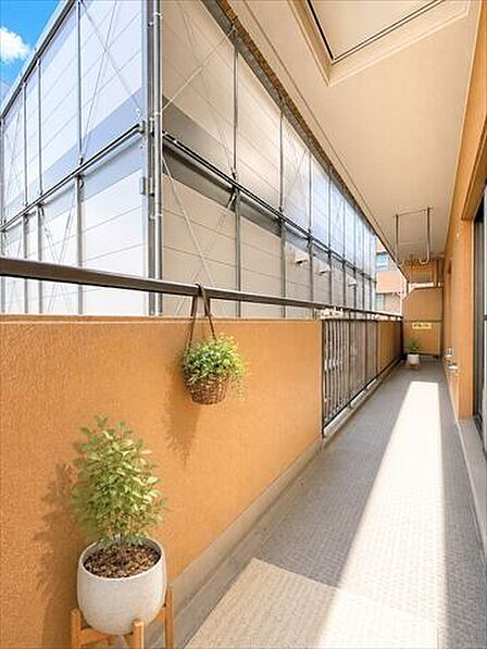 青空を感じる開放的なバルコニー。ちょっとした外時間も楽しめる空間です。