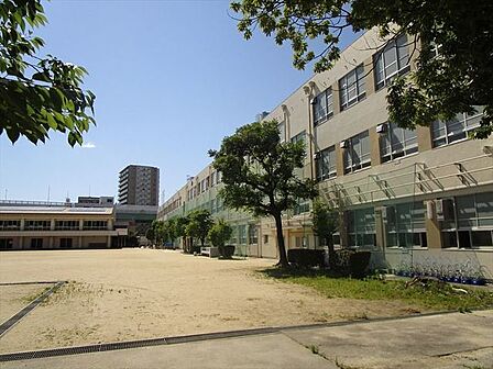 名古屋市立八熊小学校 【教育目標】未来に生きる力を育む八熊教育~確かな学力、しなやかな心、健やかな心身を身に付けた子どもの育成~学校だよりの更新率が高いので、お子様との会話の懸け橋になりそう…