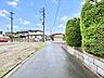 外観：幅員約4mの前面道路です。普通車が1台通れる幅となります。大型車の通行が少ないので、振動や騒音が抑えられます。