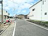 外観：幅員約6mの前面道路です。道路幅が広いので、向かいの住宅とも距離があるため日当たりも確保しやすいです。