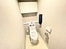 トイレ：収納棚付きのトイレです。トイレットペーパーのストックやお掃除用品も置いておけますね。