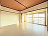 洋室：ワイドな窓からの採光が気持ち良いお部屋です♪