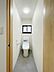 トイレ：洗浄付き便座が魅力的なトイレです♪毎日使用する場所だからこそ、いつも清潔な空間であって頂けるよう配慮しました。窓で換気はばっちり、デザインもシンプルで清潔感が漂います。